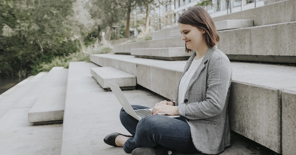 Mareike Burgdörfer sitzt an ihrem Schreibtisch vor ihrem PC.