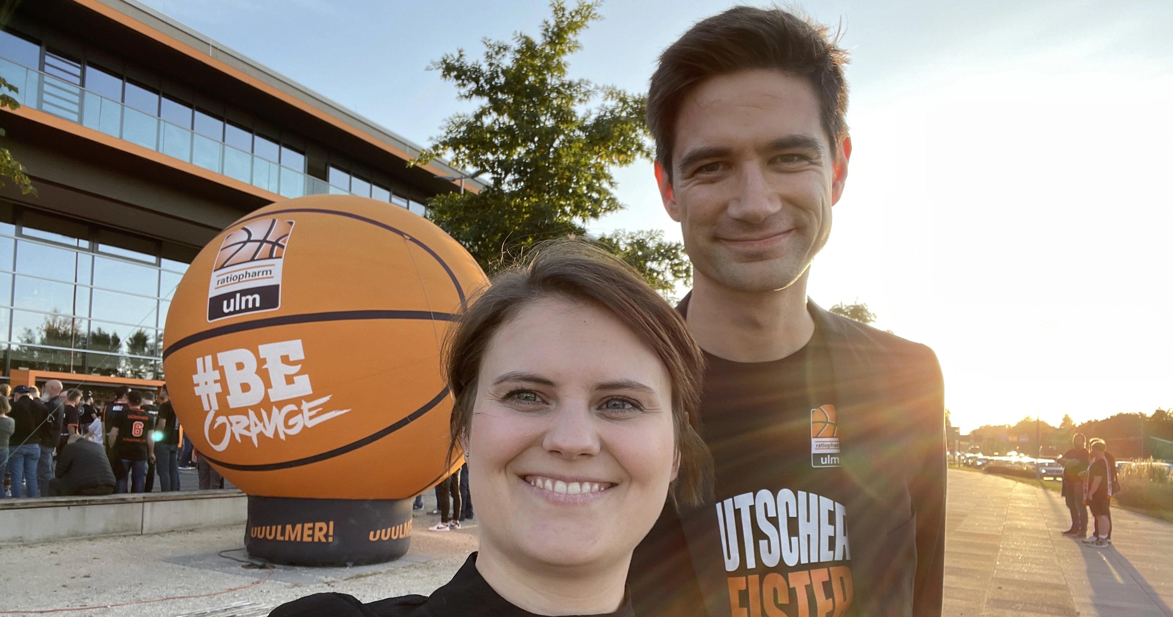 Mareike und Dominik Burgdörfer stehen lächelnd vor der Ratiopharm Arena Ulm