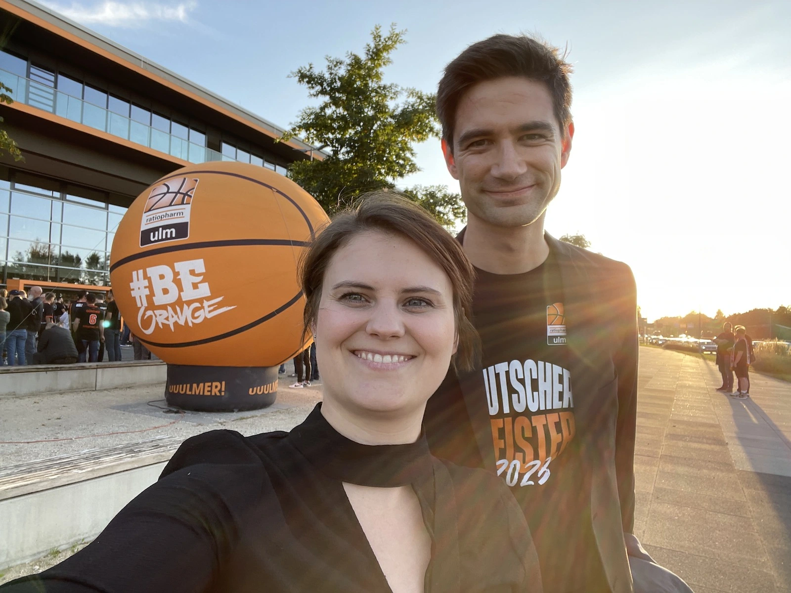 Mareike und Dominik Burgdörfer stehen lächelnd vor der Ratiopharm Arena Ulm