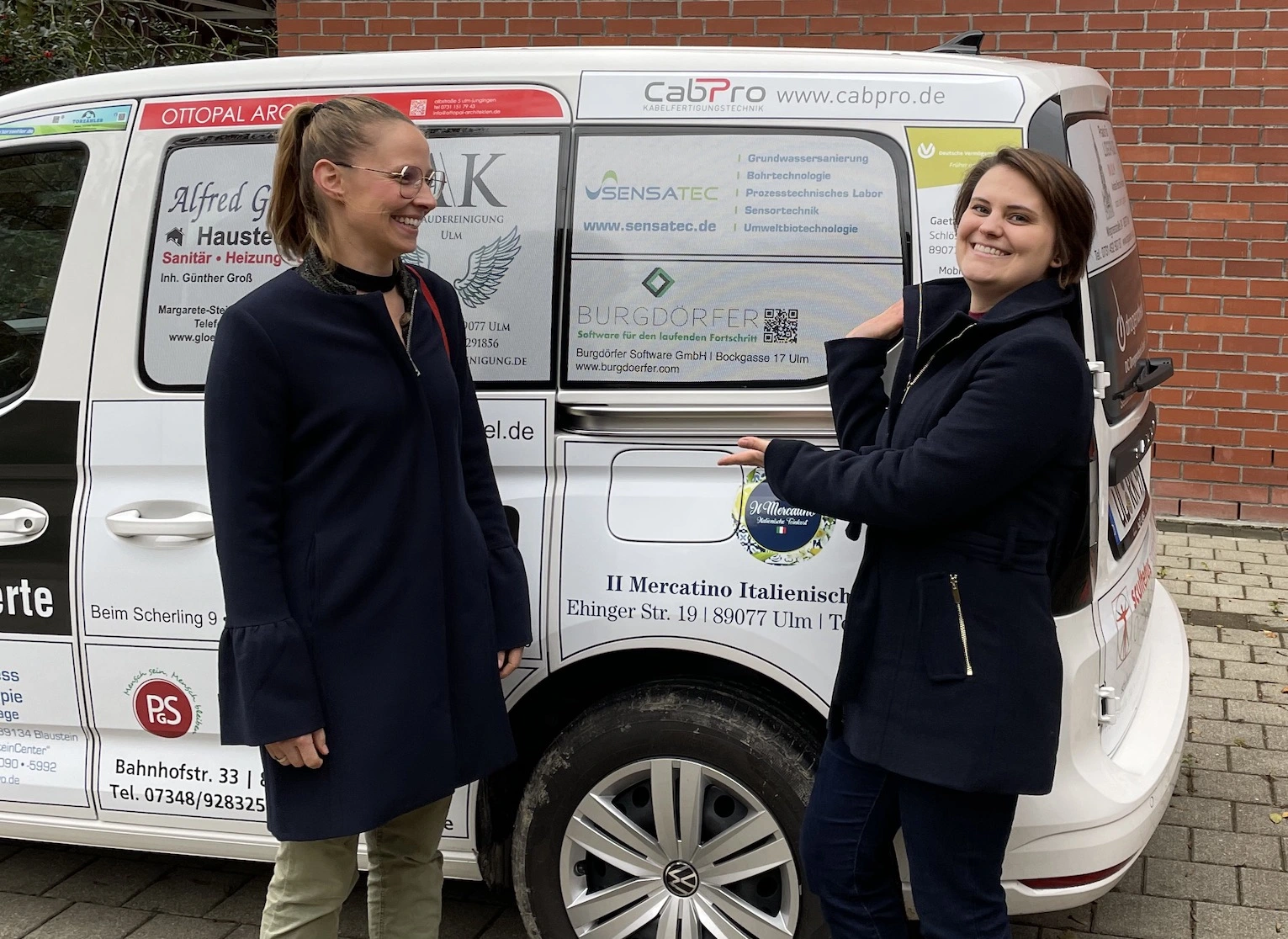 Franziska Riesenberg und Mareike Burgdörfer stehen vor dem RKU PKW.