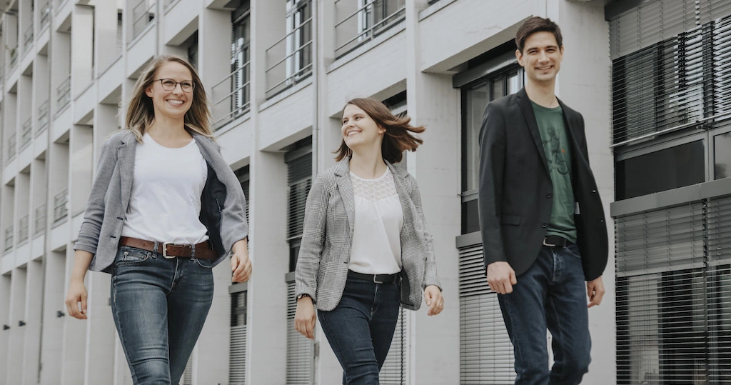 Mareike und Dominik Burgdörfer laufen mit Franziska Riesenberg auf die Kamera zu.