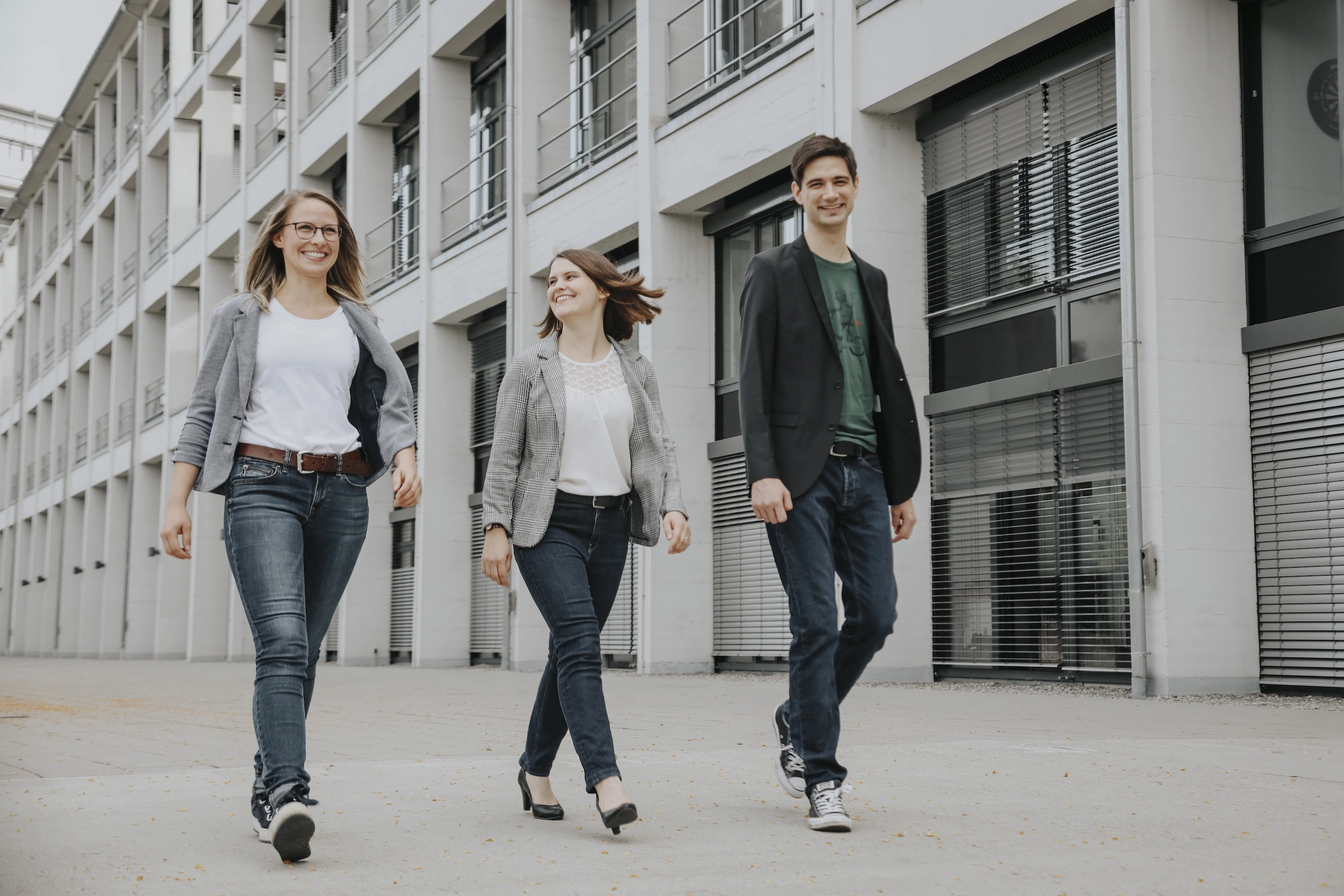 Mareike und Dominik Burgdörfer laufen mit Franziska Riesenberg auf die Kamera zu.