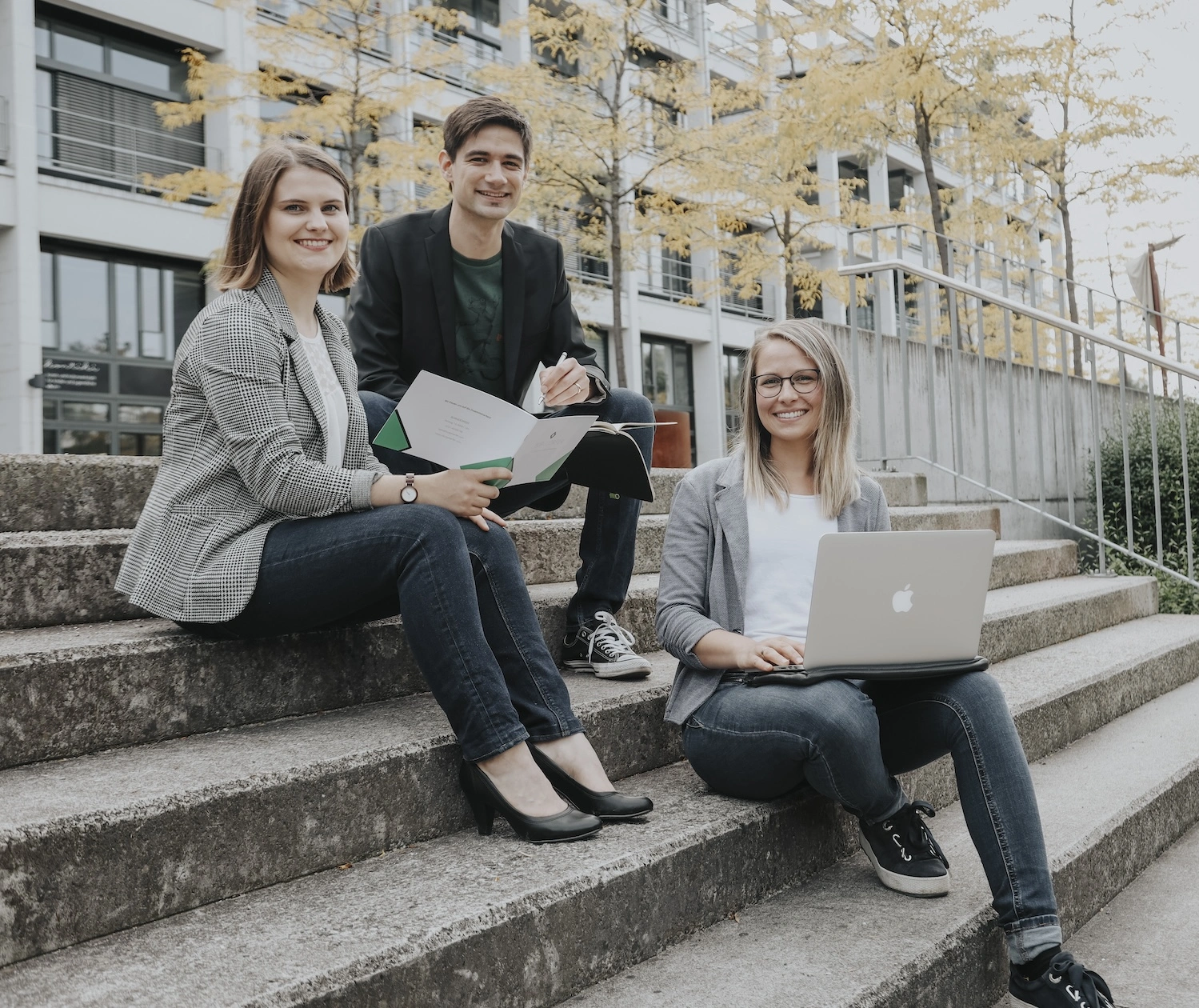 Das Team Burgdörfer sitzt vor dem Stadtregal in Ulm.