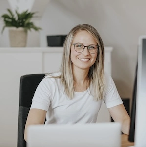 Franziska Riesenberg at her desk.